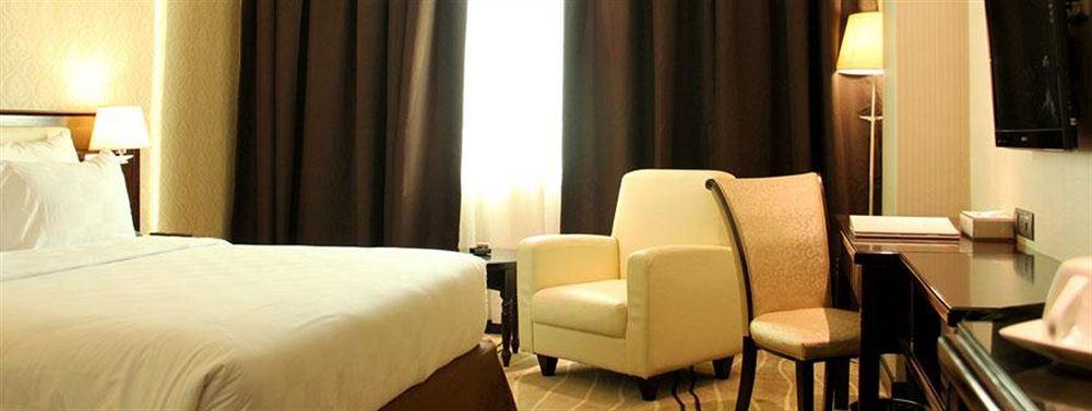 Four Points By Sheraton Medan Exterior photo